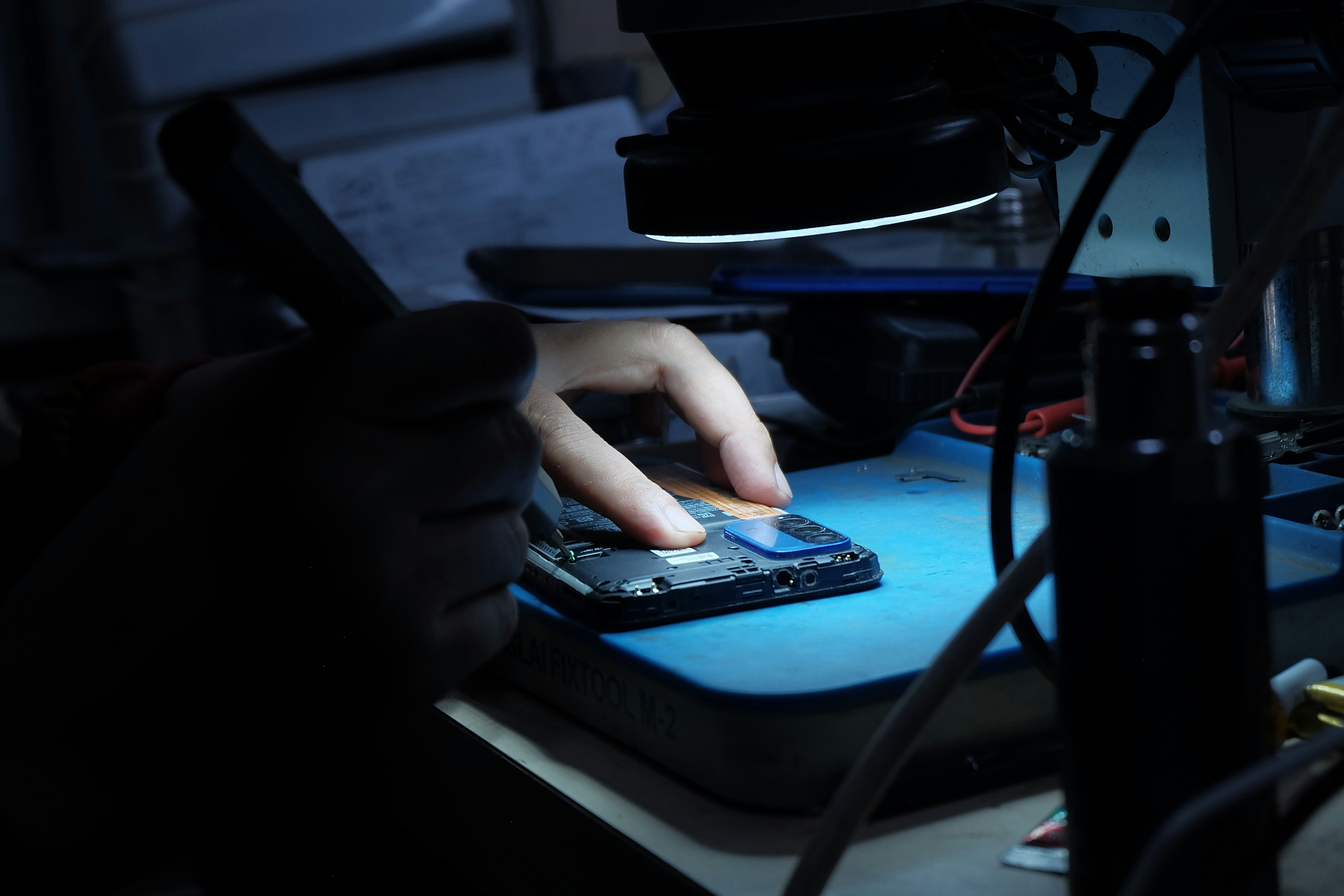 Réparation d'un smartphone par un technicien Doc'Mobile
